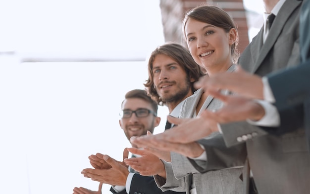 Equipo de negocios creativos aplaudiendo