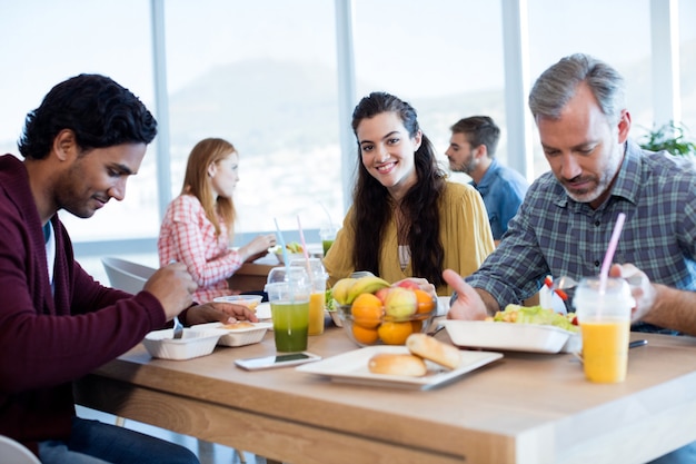 Equipo de negocios creativos comiendo en la oficina