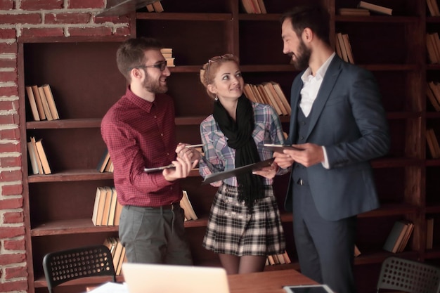 Equipo de negocios creativos discutiendo documentos comerciales en el estudio.