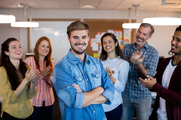 Equipo de negocios creativos feliz celebrando el éxito en la oficina