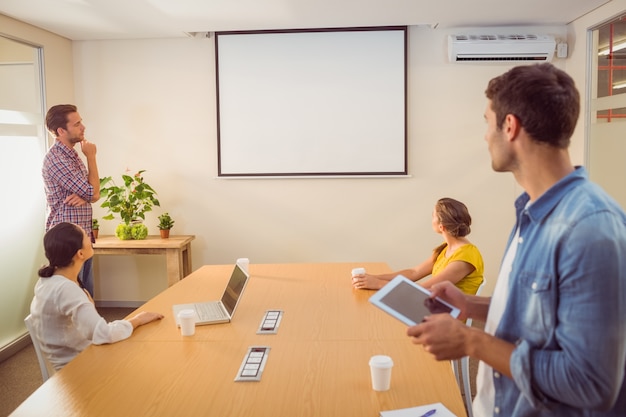 Foto equipo de negocios creativos haciendo presentación