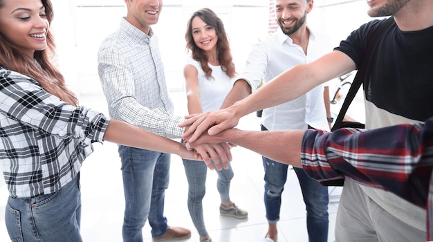 Foto equipo de negocios creativos con las manos juntas