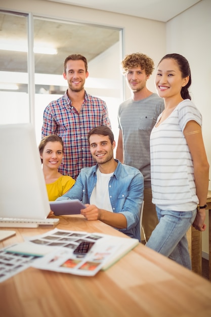 Foto equipo de negocios creativos reunidos sonriendo a la cámara