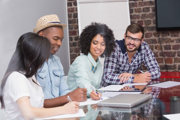 Equipo de negocios creativos en reunión