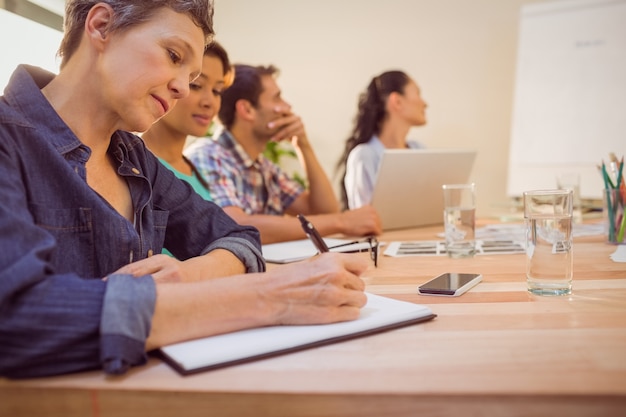 Foto equipo de negocios creativos en reunión