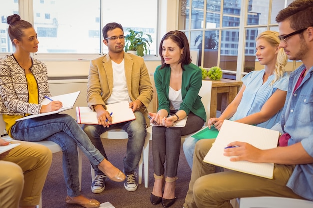 Foto equipo de negocios creativos en reunión