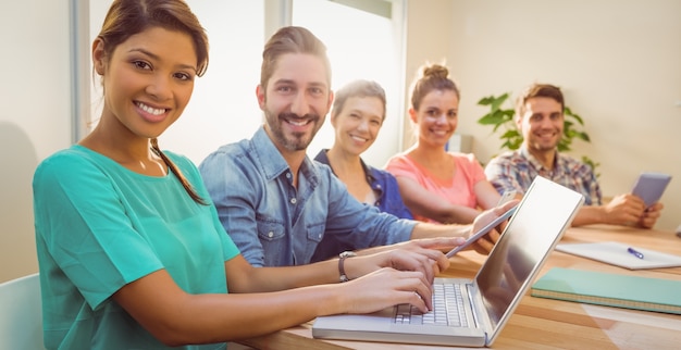 Equipo de negocios creativos sonriendo a la cámara