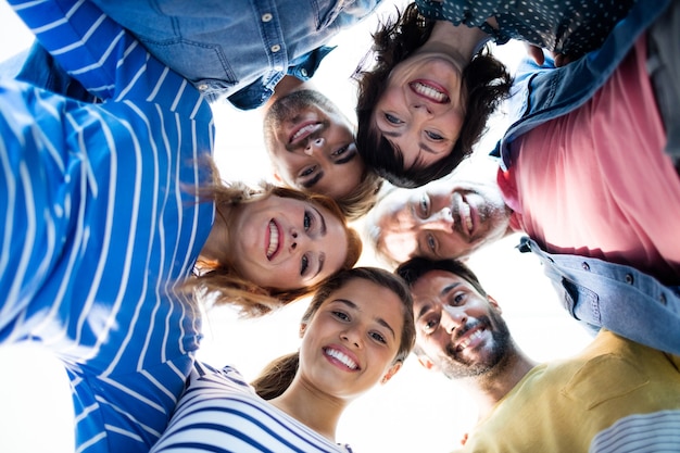 Equipo de negocios creativos sonriente formando un obstáculo fuera