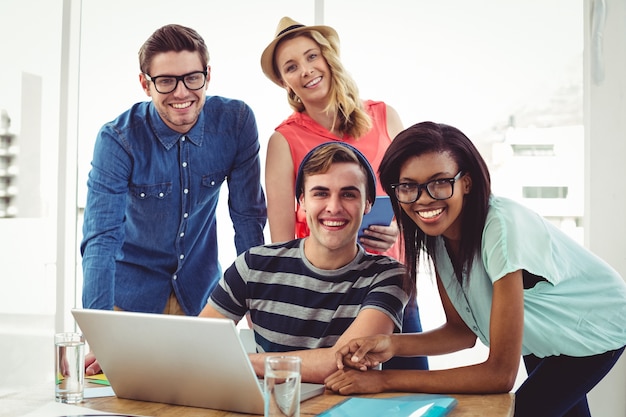 Equipo de negocios creativos trabajando duro juntos en la computadora portátil