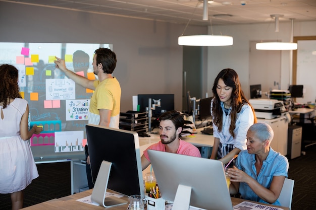 Foto equipo de negocios creativos trabajando juntos en la oficina