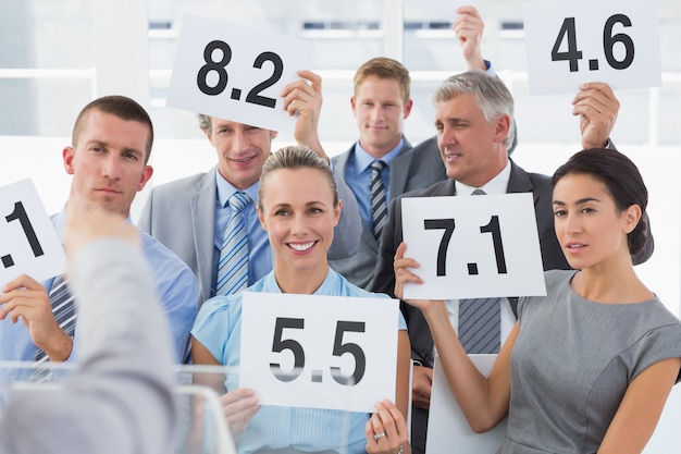 Equipo de negocios dando la marca después de la conferencia