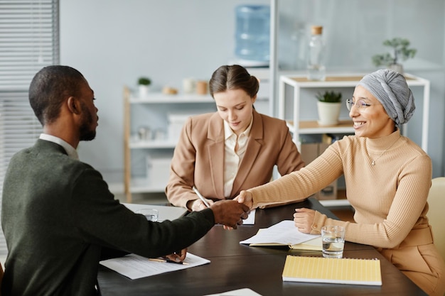 Equipo de negocios dándose la mano en la reunión