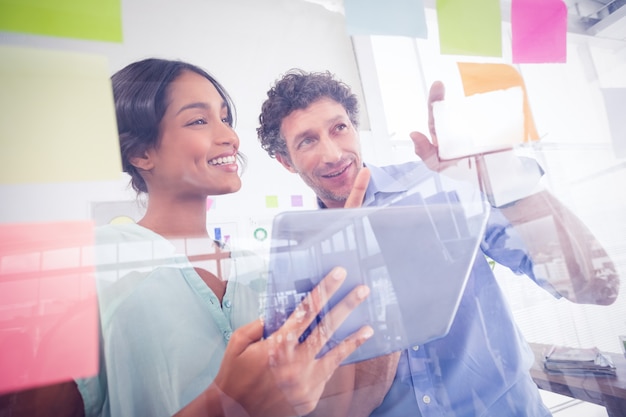 Equipo de negocios desconcertado mirando su post en la pared