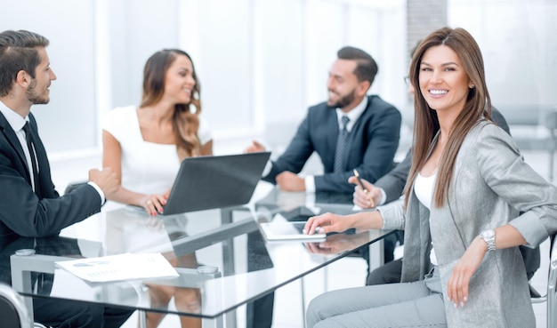 Equipo de negocios discute nuevas ideas en una reunión de negocios