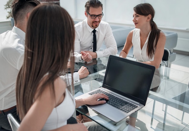 El equipo de negocios discute el plan de trabajo en el concepto de reunión empresarial