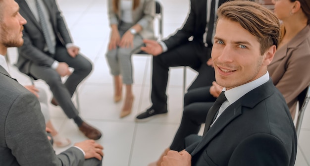 Equipo de negocios discute los problemas en una reunión de negocios