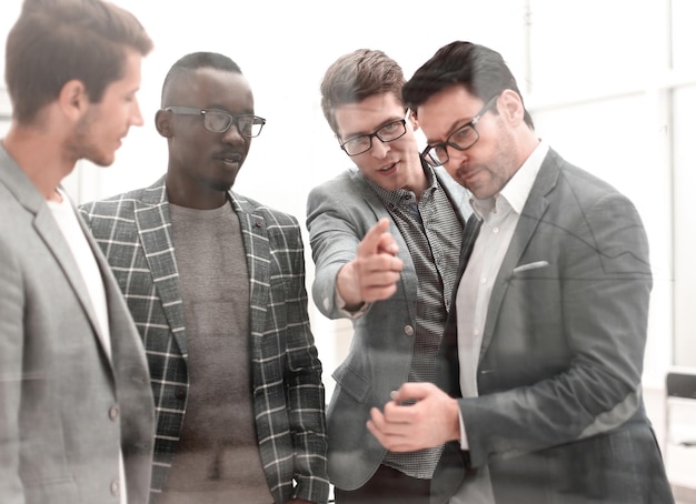 Equipo de negocios discutiendo algo de pie en la oficina