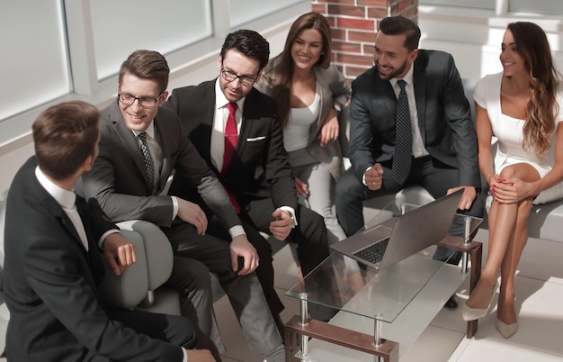 Foto equipo de negocios discutiendo asuntos de negocios reunión de negocios