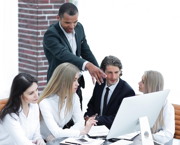 Equipo de negocios discutiendo cuestiones comerciales en una oficina moderna