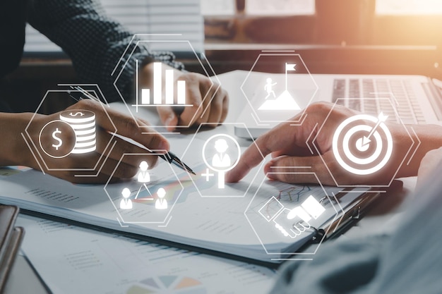 Equipo de negocios discutiendo datos con datos de documentos con icono de gestión de calidad de pantalla VR en la mesa de escritorio Concepto de estandarización y certificaciónx9