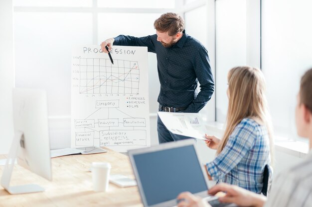 Equipo de negocios discutiendo datos financieros para un nuevo proyecto. foto con espacio de copia