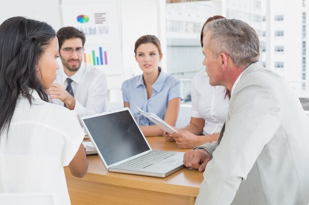 Equipo de negocios discutiendo detalles de trabajo