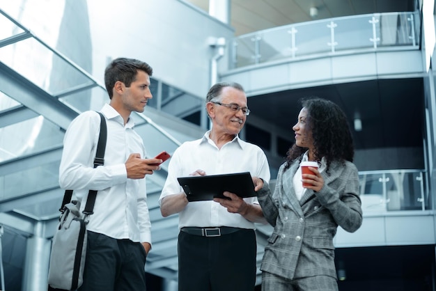 Equipo de negocios discutiendo un documento comercial en el salón del centro de negocios