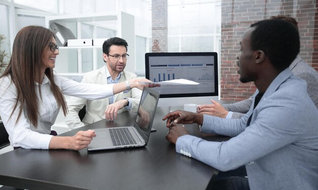 Equipo de negocios discutiendo documento financiero