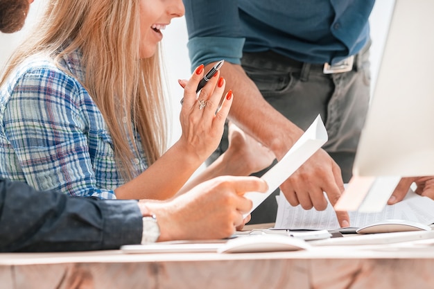 Equipo de negocios discutiendo documentos comerciales en el lugar de trabajo. el concepto de trabajo en equipo