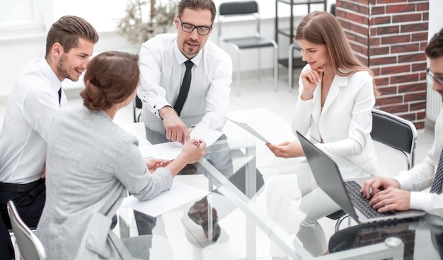 Equipo de negocios discutiendo documentos comerciales