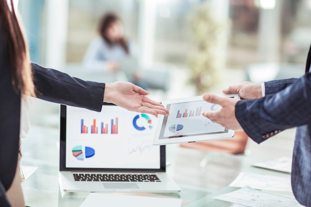 equipo de negocios discutiendo gráficos financieros