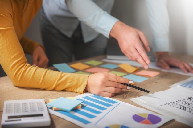 Foto equipo de negocios discutiendo gráficos con gráficos y gráficos