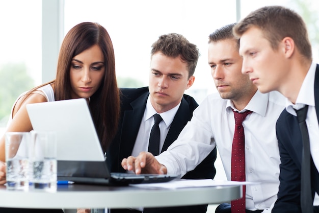 Equipo de negocios discutiendo juntos los planes de negocios en la oficina.