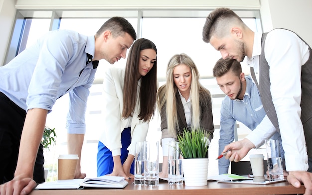 Equipo de negocios discutiendo juntos los planes de negocios en la oficina