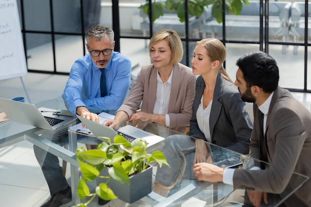 Foto equipo de negocios discutiendo juntos los planes de negocios en la oficina