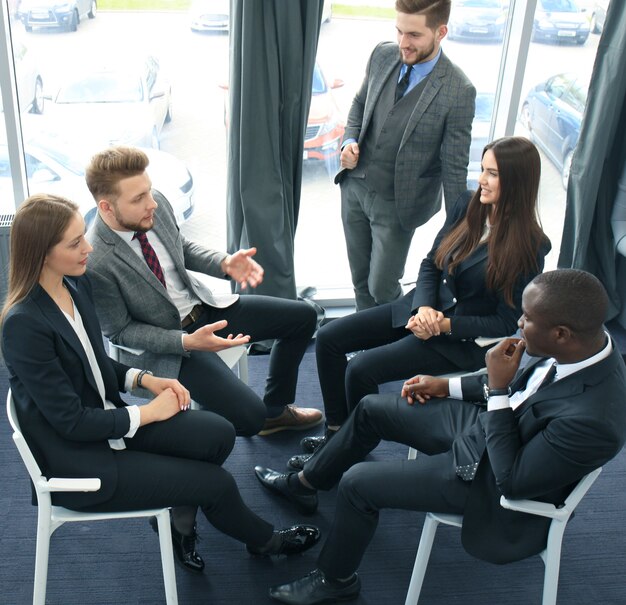 Equipo de negocios discutiendo juntos los planes de negocios en la oficina