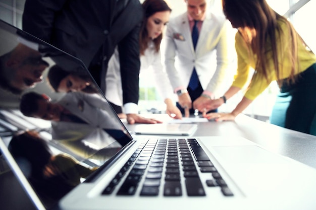 Equipo de negocios discutiendo juntos planes de negocios