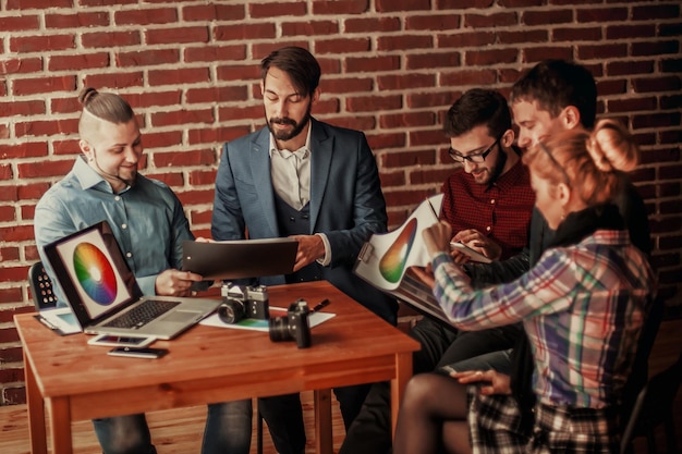 Equipo de negocios discutiendo el lugar de trabajo del nuevo proyecto en una oficina moderna. la foto tiene un espacio vacío para tu texto