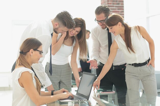 Equipo de negocios discutiendo nueva foto de información con espacio de copia