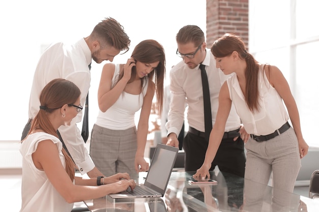 Equipo de negocios discutiendo nueva foto de información con espacio de copia