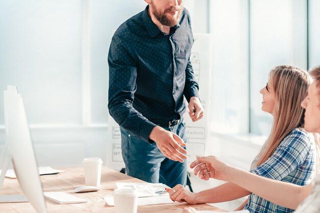 Equipo de negocios discutiendo nuevas ideas en una reunión en la oficina. el concepto de trabajo en equipo