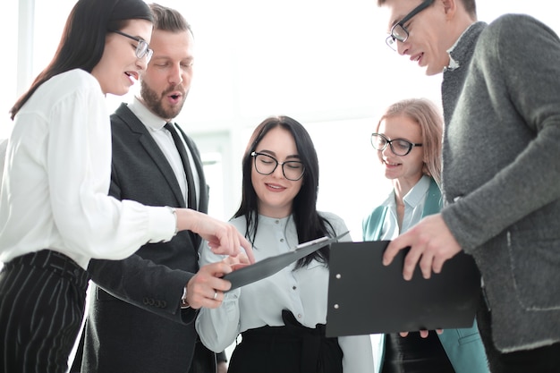 equipo de negocios discutiendo nuevas ideas