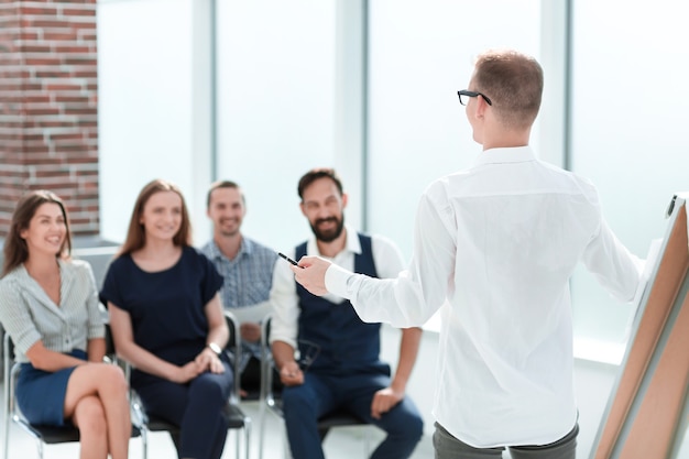 Equipo de negocios discutiendo un nuevo plan de negocios en una reunión en la oficina.