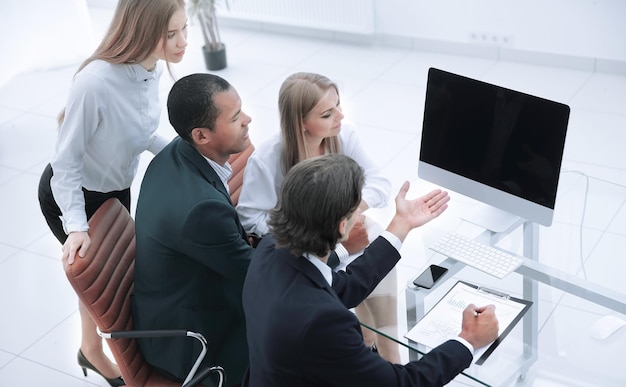 Equipo de negocios discutiendo un nuevo plan de negocios