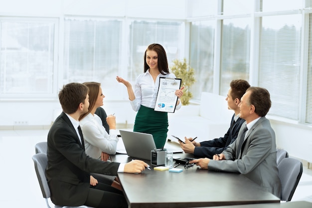 equipo de negocios discutiendo el plan de trabajo