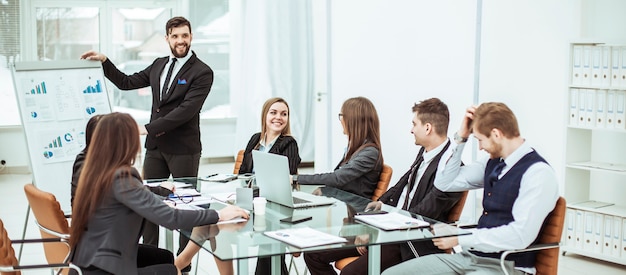 Equipo de negocios discutiendo la presentación de un nuevo proyecto financiero en un lugar de trabajo en la oficina