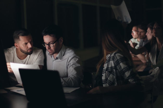 Foto equipo de negocios discutiendo problemas en los negocios el concepto de horas extras