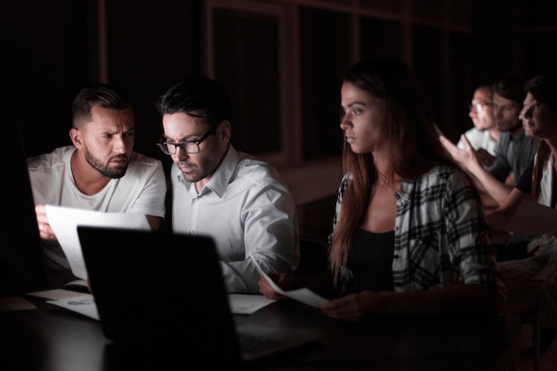 Equipo de negocios discutiendo problemas en los negocios