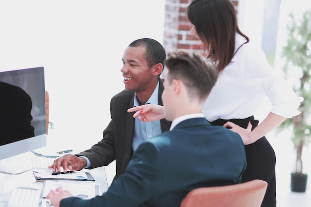 Equipo de negocios discutiendo problemas de trabajo sentados en su escritorio