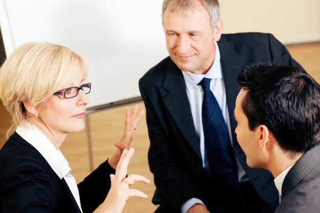 Foto equipo de negocios discutiendo un proyecto